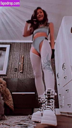 Kimiko Glenn leak #0078