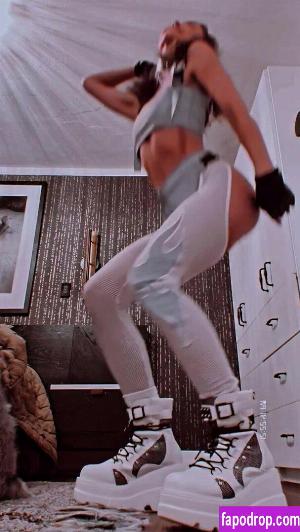 Kimiko Glenn leak #0082