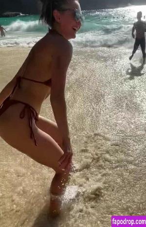 Kimiko Glenn leak #0076